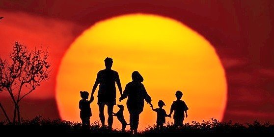 Дети и взрослые взялись за руки на фоне заката. иллюстрация