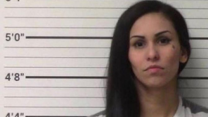 Девушка стоит у стены