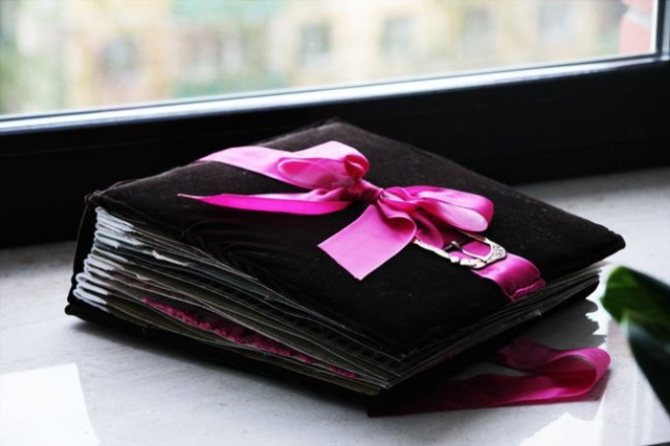 Стильный бархатный альбом с атласной лентой